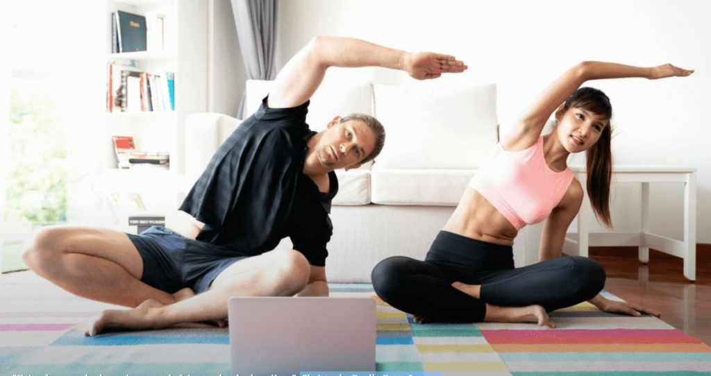 couple qui fait sa séance de coaching sportif en ligne