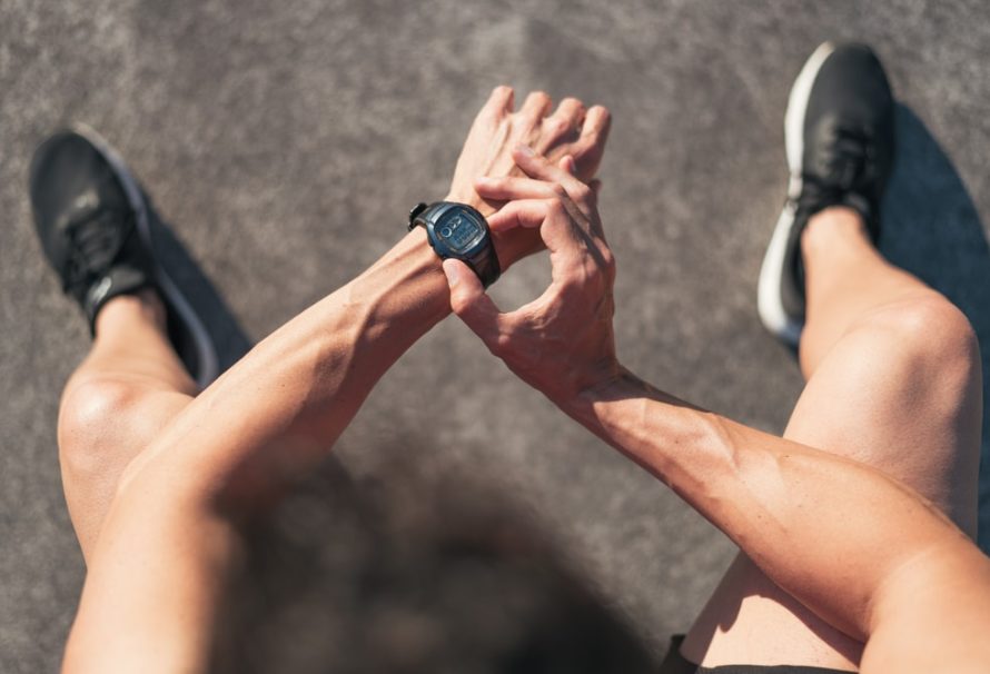 comment faire du sport quand on manque de temps personne qui regarde sa montre au poignet