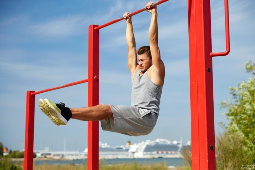 personne qui fait son echauffement en street workout